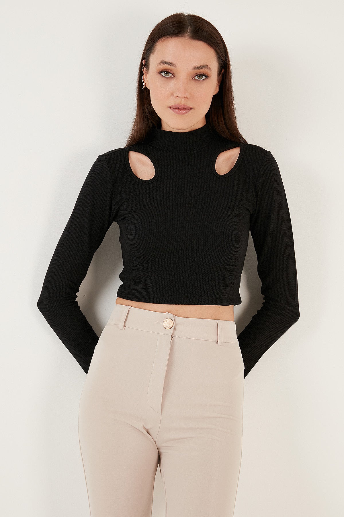 Lela Esnek Slim Fit Cut Out Pencereli Dik Yaka Crop Bayan Bluz 5865348 SİYAH