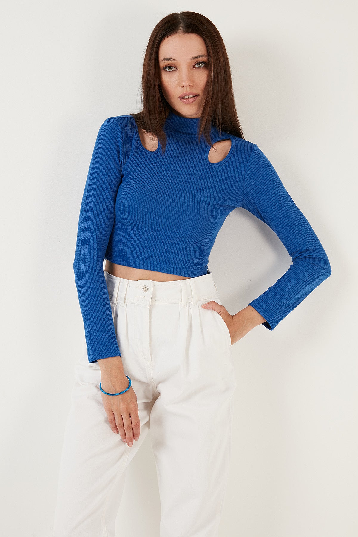 Lela Esnek Slim Fit Cut Out Pencereli Dik Yaka Crop Bayan Bluz 5865348 SAKS