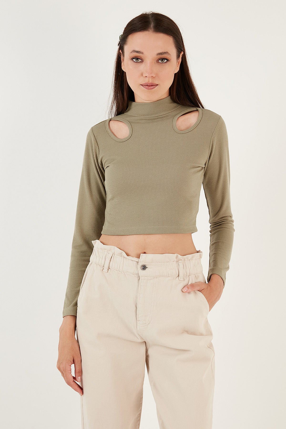 Lela Esnek Slim Fit Cut Out Pencereli Dik Yaka Crop Bayan Bluz 5865348 Olive