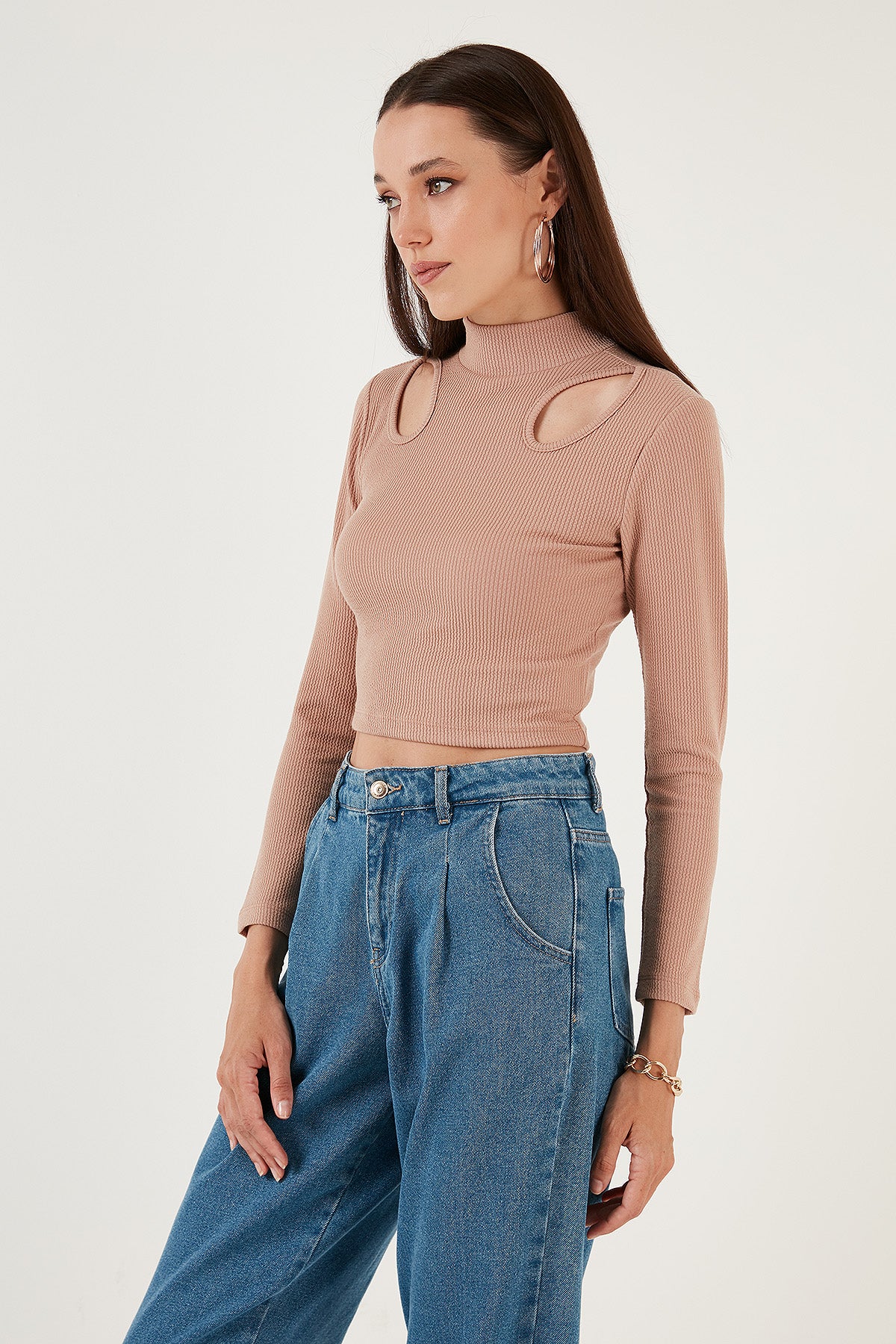 Lela Esnek Slim Fit Cut Out Pencereli Dik Yaka Crop Bayan Bluz 5865348 BİSKÜVİ