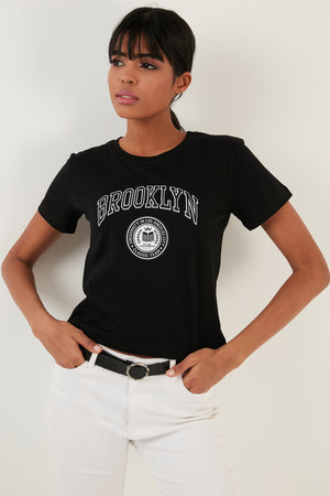 Lela Brooklyn Baskılı Bisiklet Yaka Dar Kesim Bayan T Shirt 5864581 SİYAH