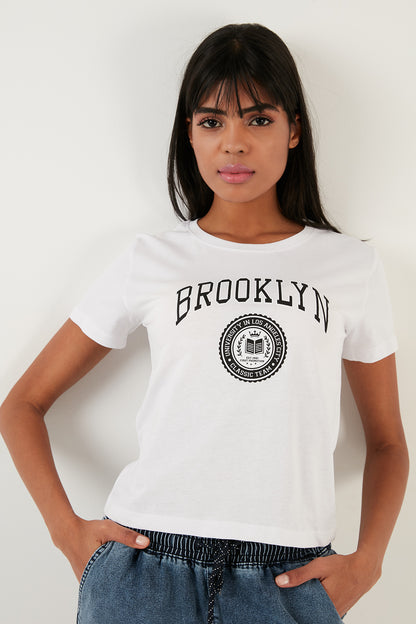 Lela Brooklyn Baskılı Bisiklet Yaka Dar Kesim Bayan T Shirt 5864581 BEYAZ