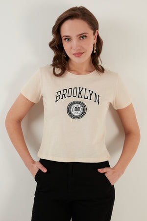 Lela Brooklyn Baskılı Bisiklet Yaka Dar Kesim Bayan T Shirt 5864581 TAŞ