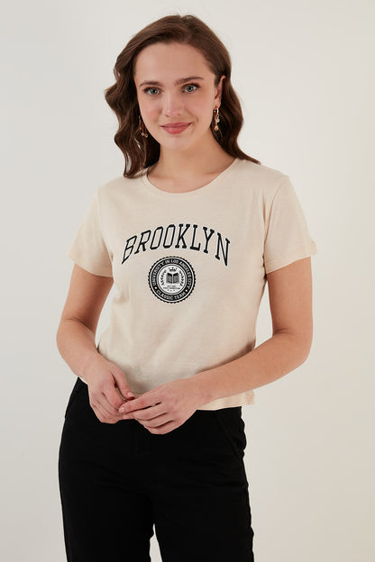 Lela Brooklyn Baskılı Bisiklet Yaka Dar Kesim Bayan T Shirt 5864581 TAŞ
