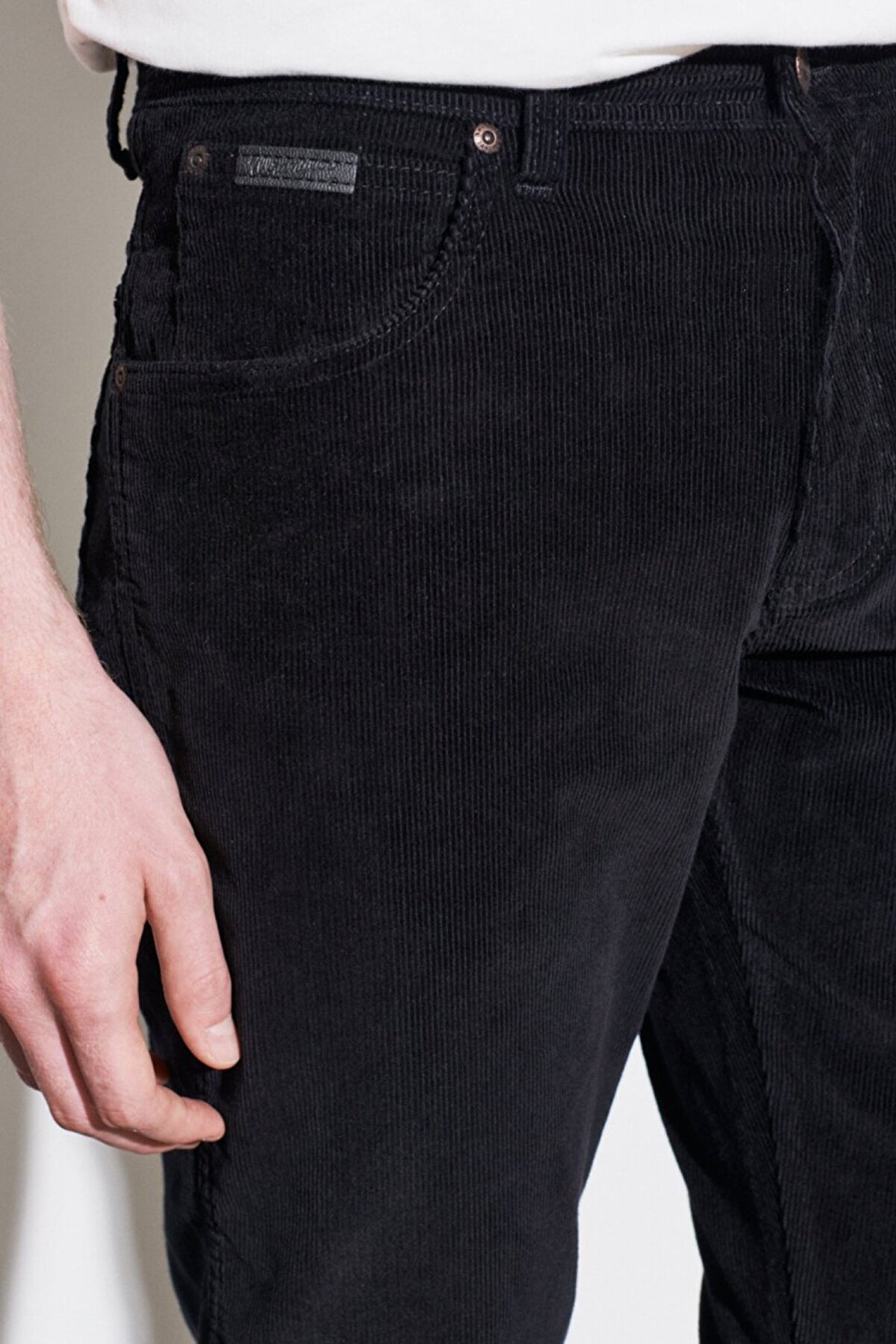 Wrangler Texas Slim Fit Normal Bel Dar Paça Kadife Jeans Erkek Kadife Pantolon W12SEC100 001 SİYAH