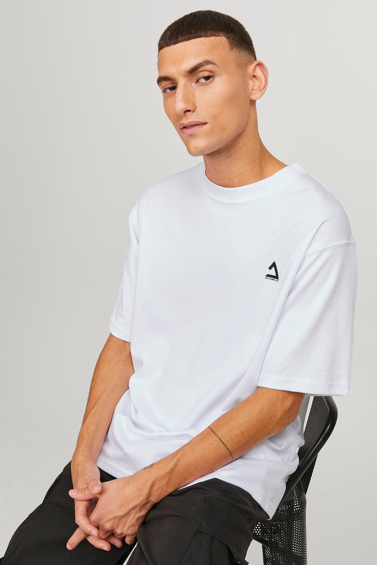 Jack & Jones Core Jcotriangle Sırt Baskılı Bisiklet Yaka Relaxed Fit Erkek T Shirt 12253435 BEYAZ